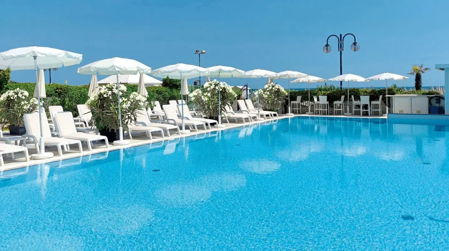 Oxford OUTDOOR_POOL