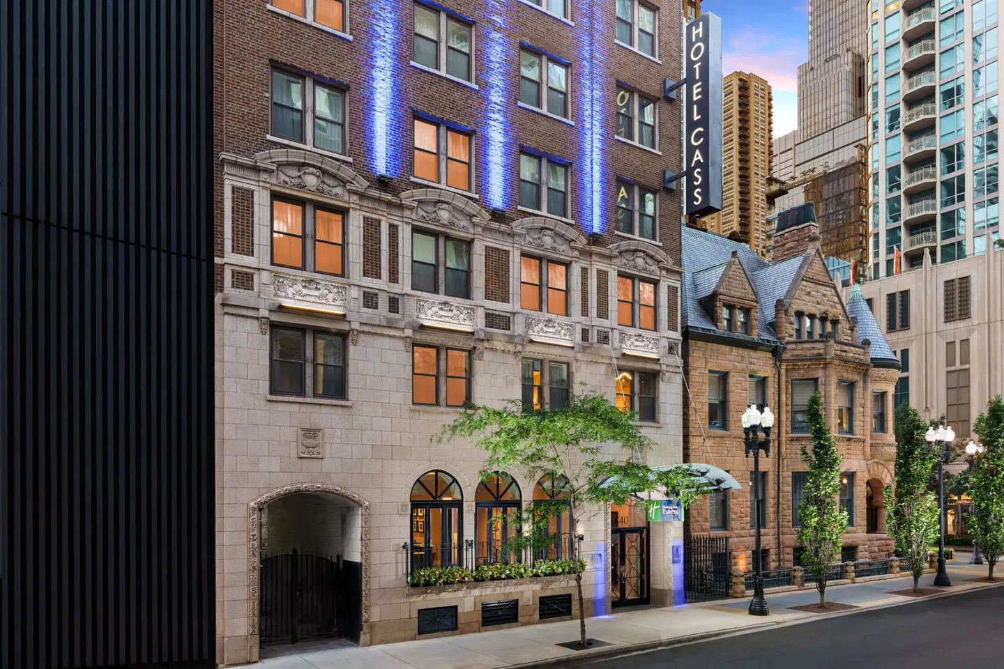 Cass - A Holiday Inn Express at Magnificent Mile EXTERIOR