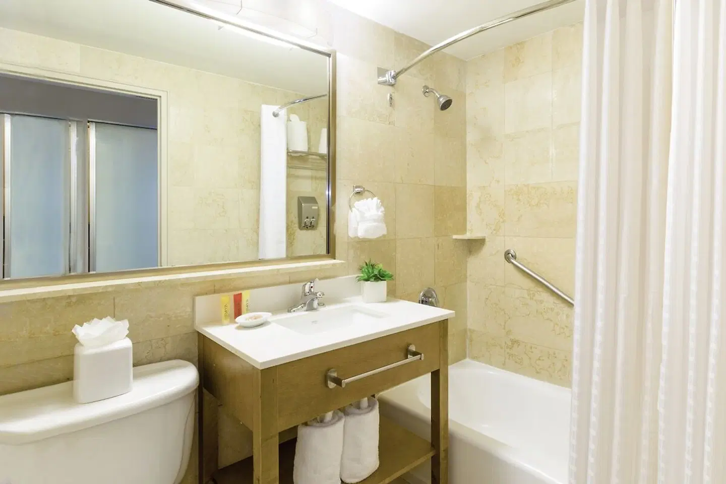 Best Western Plus Atlantic Beach Resort Badezimmer
