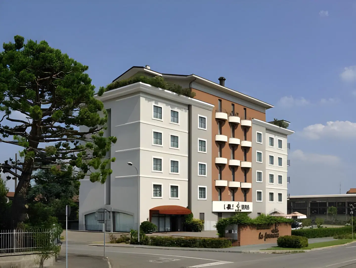 Poli Hotel EXTERIOR