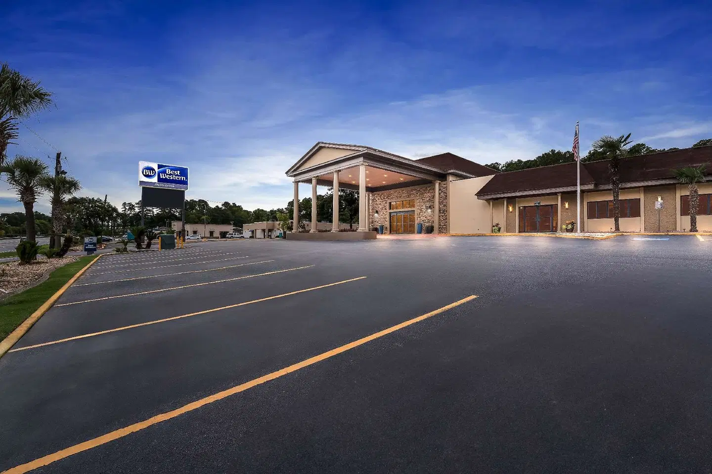 Best Western Riverside Inn EXTERIOR
