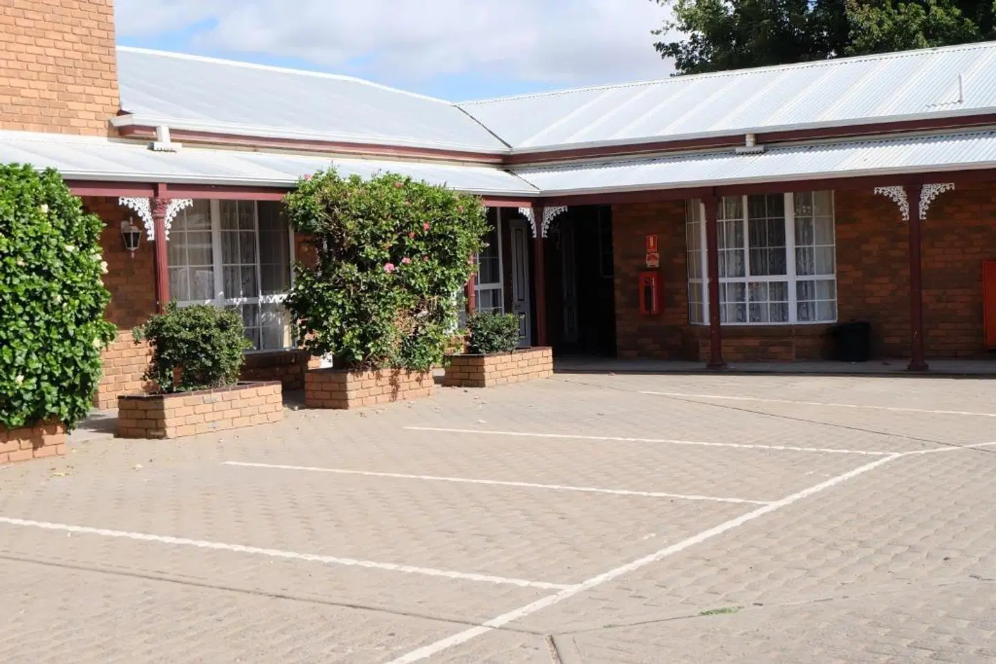 The Charles Sturt Motor Inn EXTERIOR
