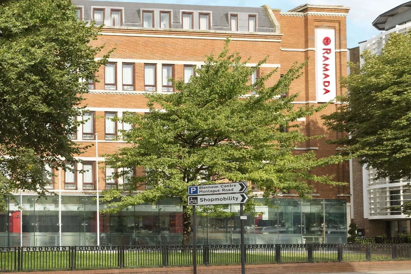 Ramada by Wyndham Hounslow - Heathrow East EXTERIOR