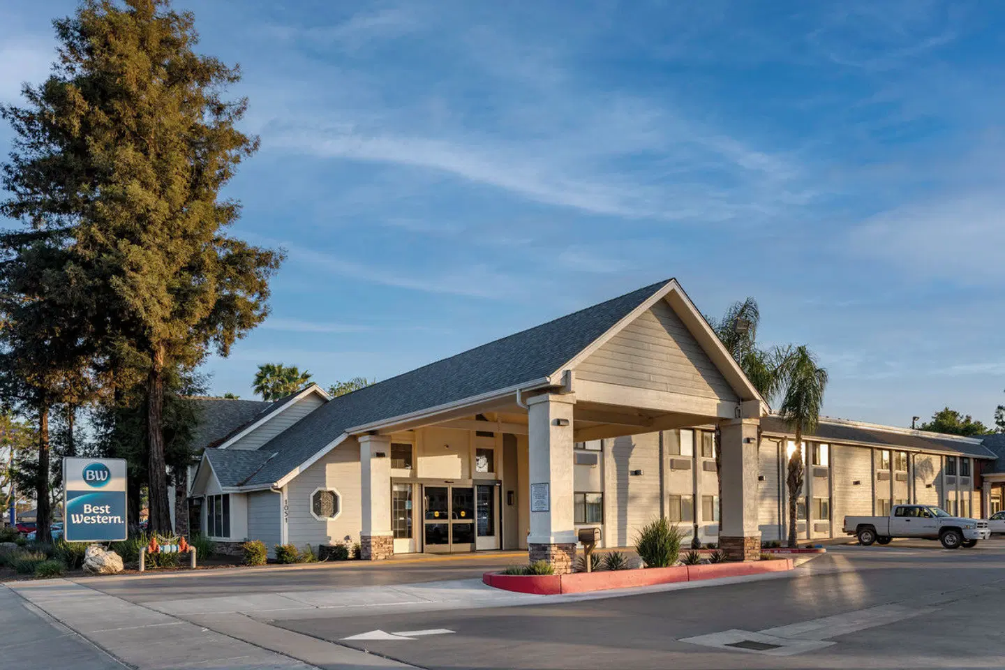 Best Western Town & Country Lodge EXTERIOR