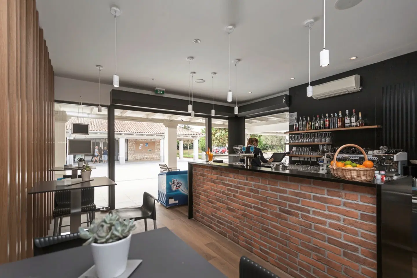 Camping Polari Bar