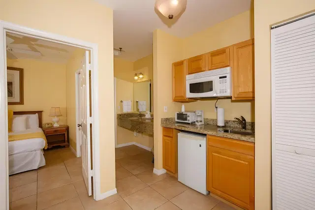 Naples Courtyard Inn ROOM_EXAMPLE