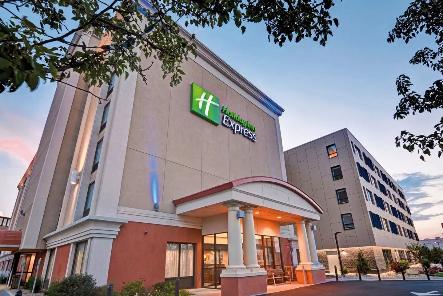 Holiday Inn Express & Suites Boston - Cambridge EXTERIOR