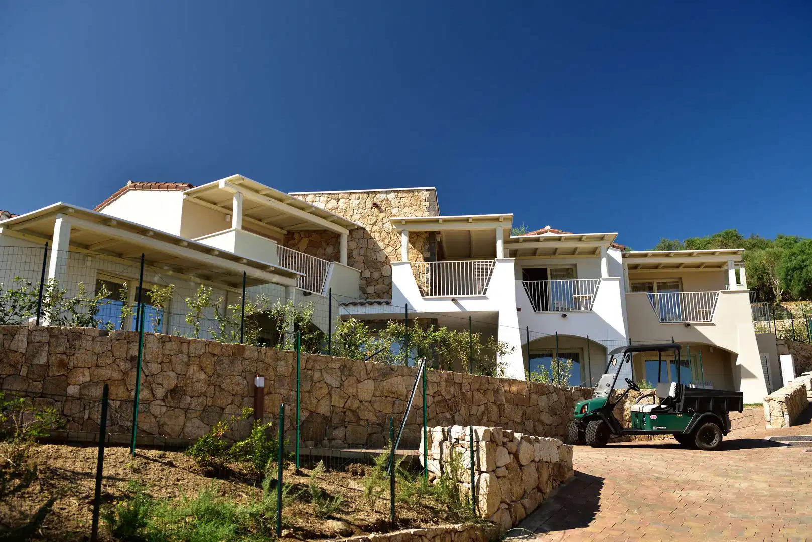 Piccolo Hotel — ChIJccyem2qt3hIRISYvU1TsjSM,ChIJHeK-0hzF3RIRYH0OyxW-CAE