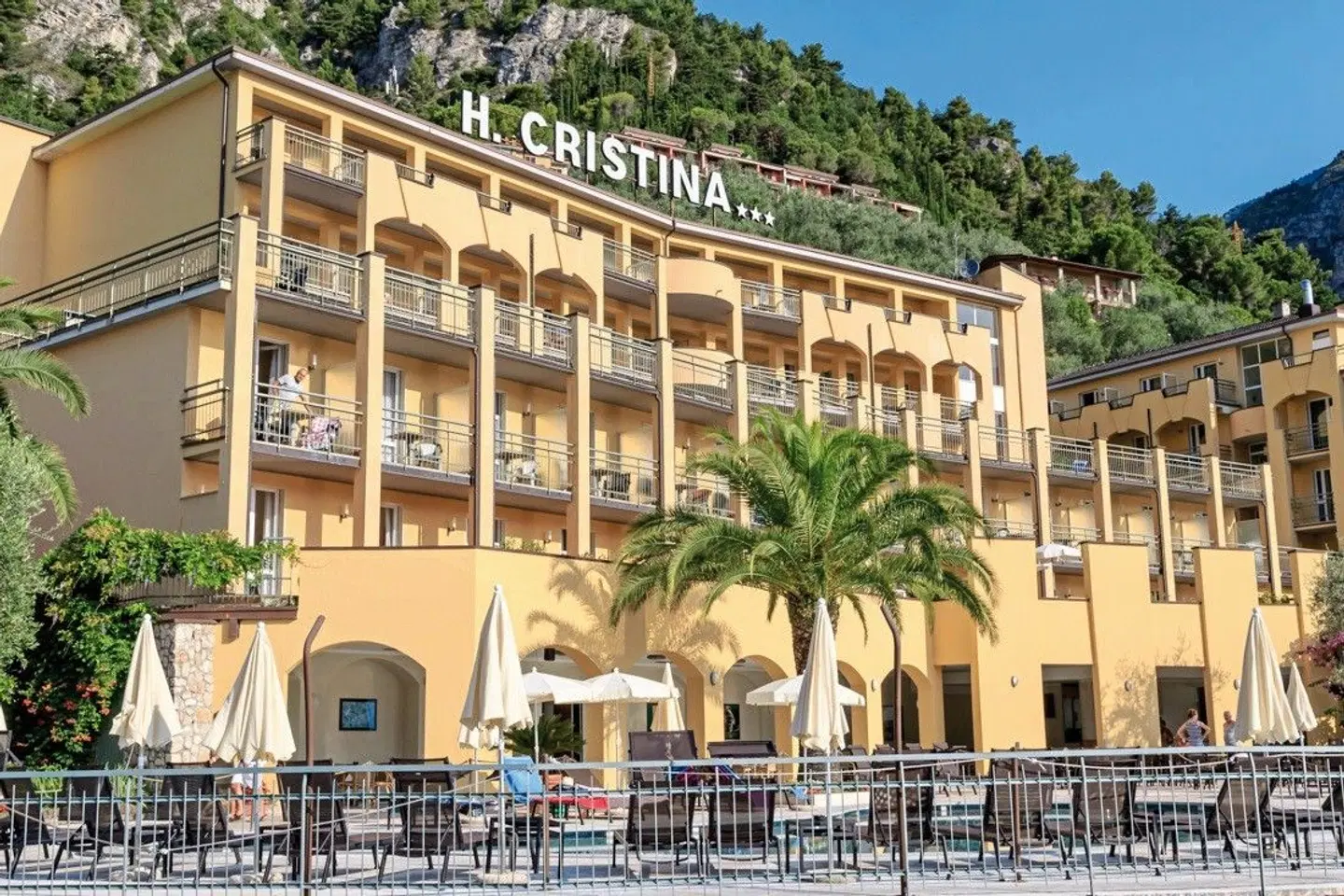 Cristina EXTERIOR