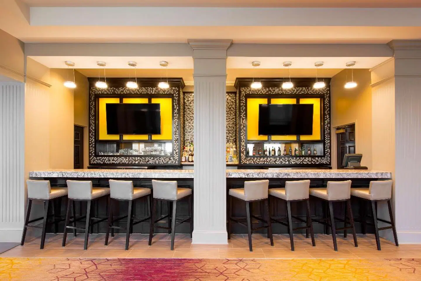 DoubleTree by Hilton Hotel Savannah Historic District Bar