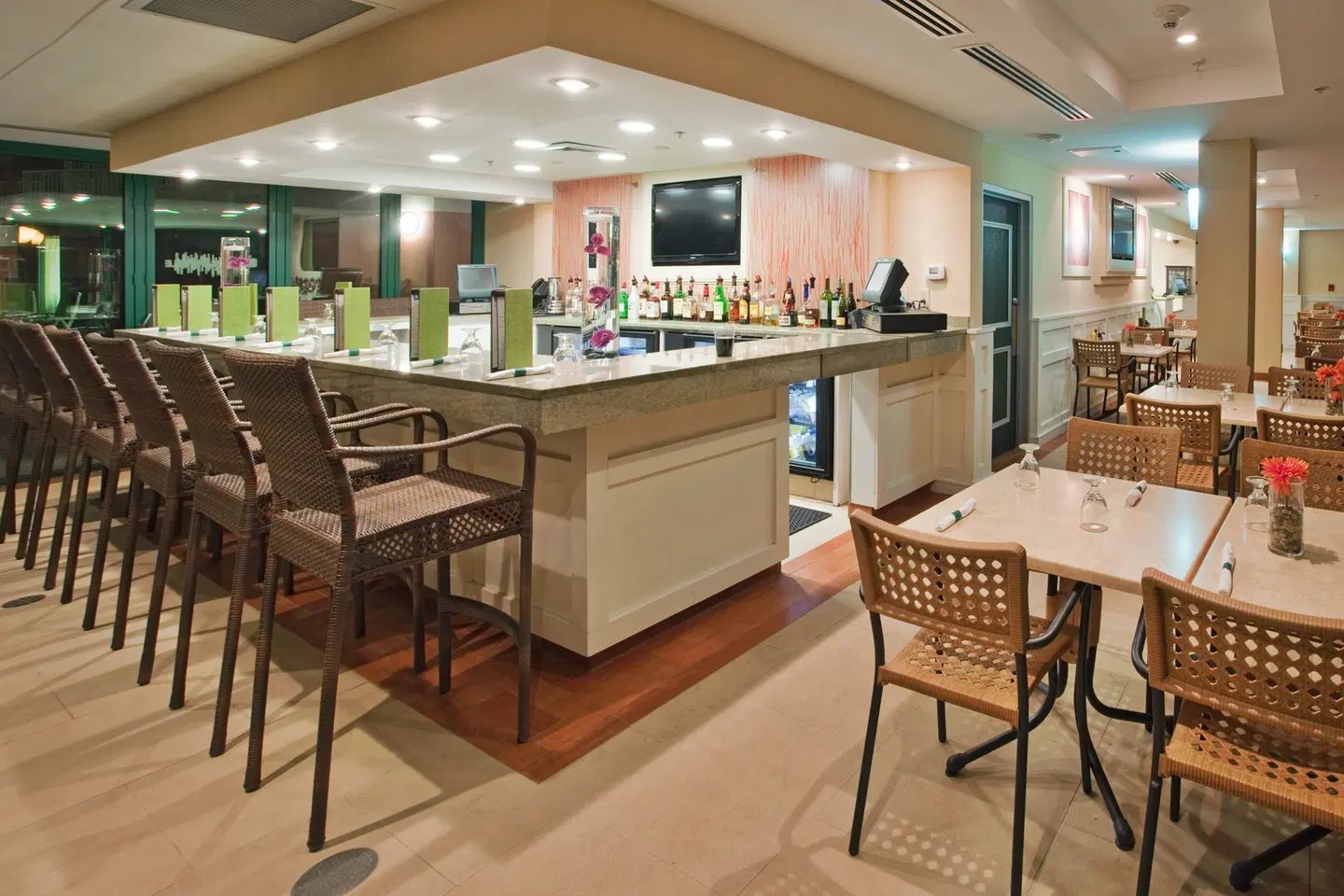 Holiday Inn & Suites Virginia Beach - North Beach by IHG Bar