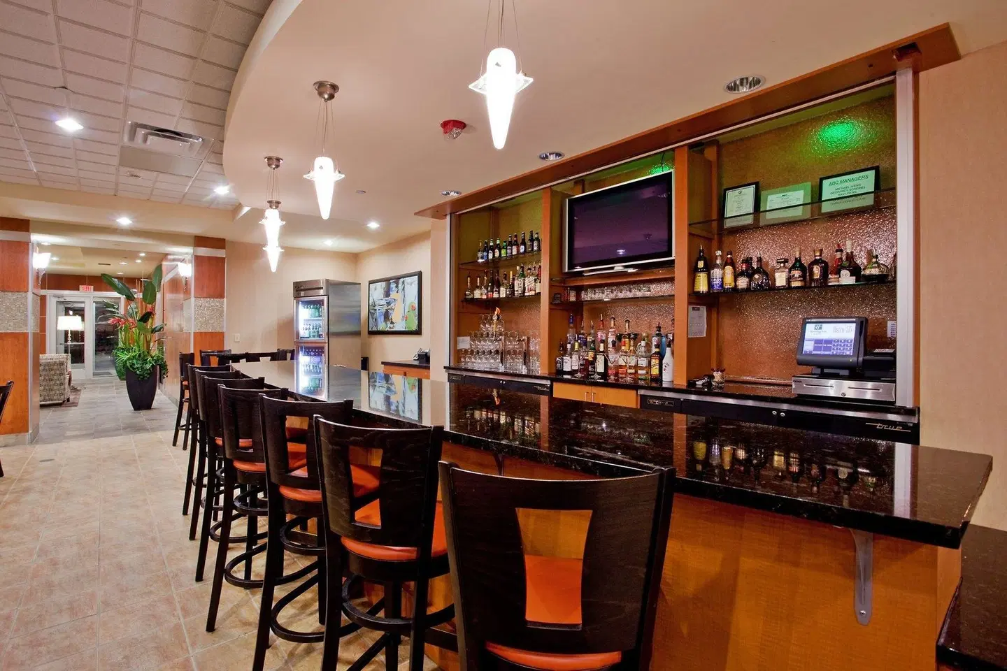 Holiday Inn & Suites Williamsburg-Historic Gateway by IHG Bar