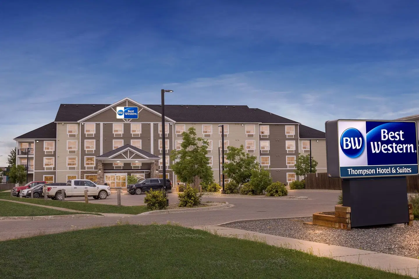Best Western Thompson Hotel & Suites EXTERIOR