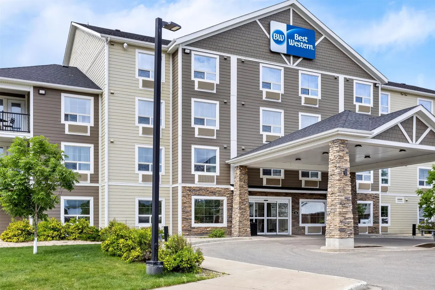 Best Western Thompson Hotel & Suites EXTERIOR
