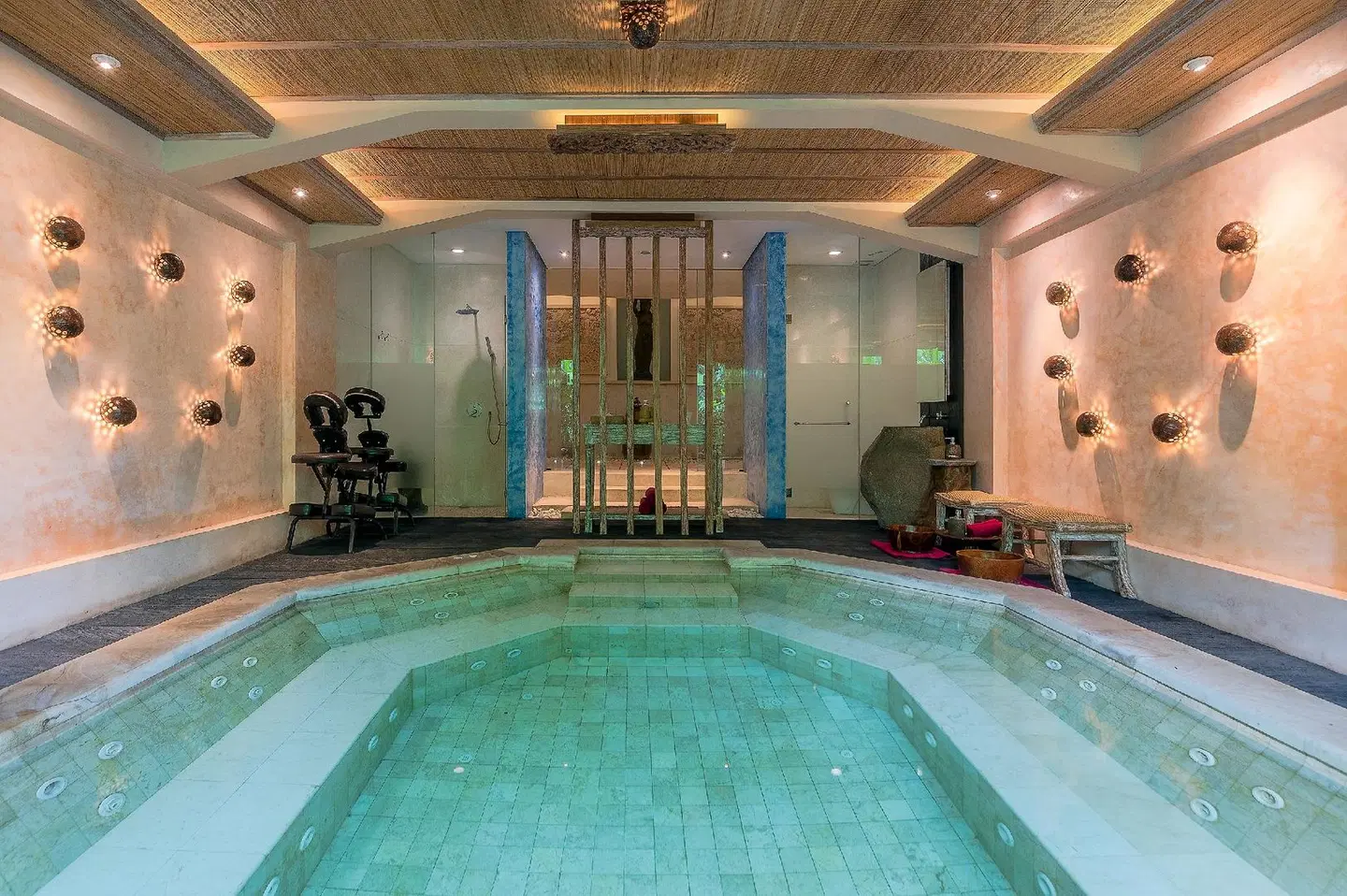 The Udaya Resorts and Spa Hallenbad