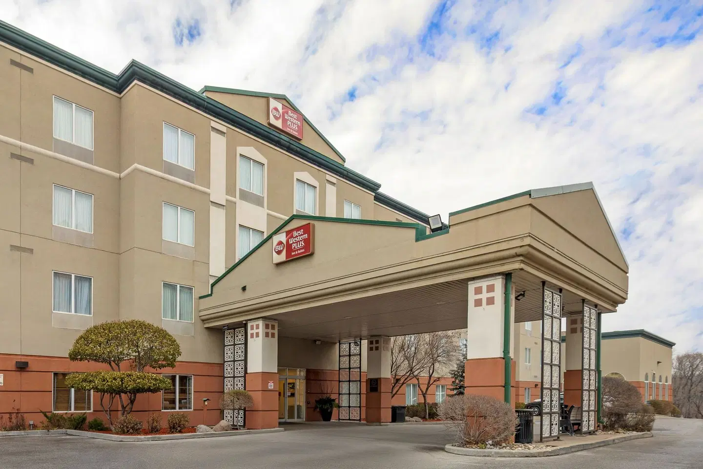 Best Western Plus Pembina Inn & Suites EXTERIOR
