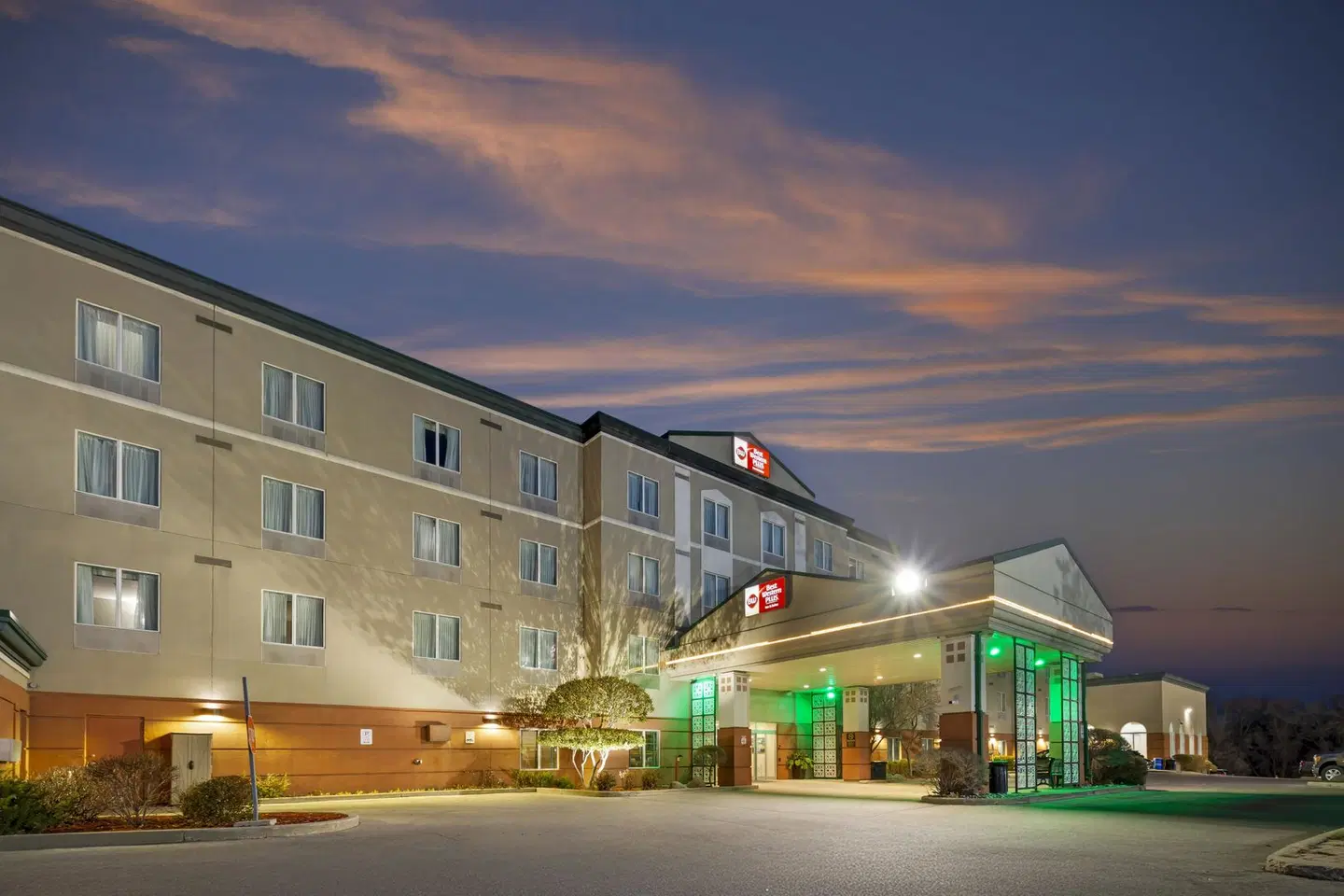Best Western Plus Pembina Inn & Suites EXTERIOR