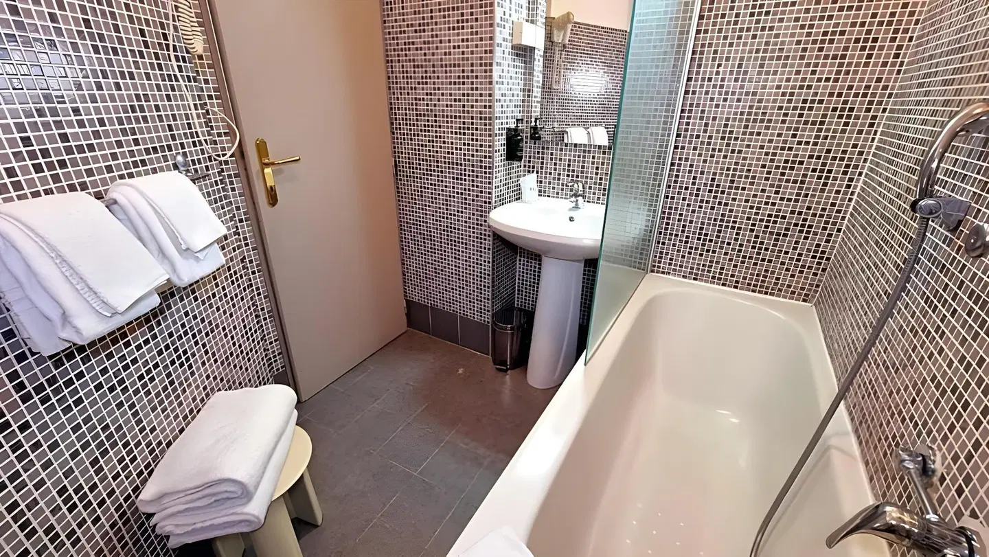 Green Class Hotel Astoria Badezimmer