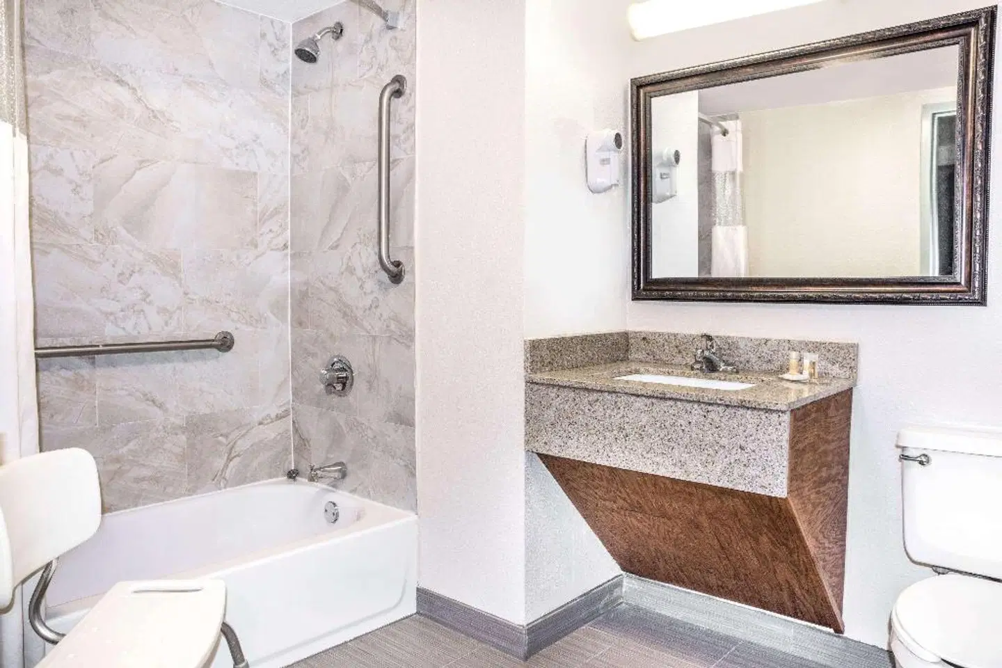 Days Inn by Wyndham Houston Badezimmer