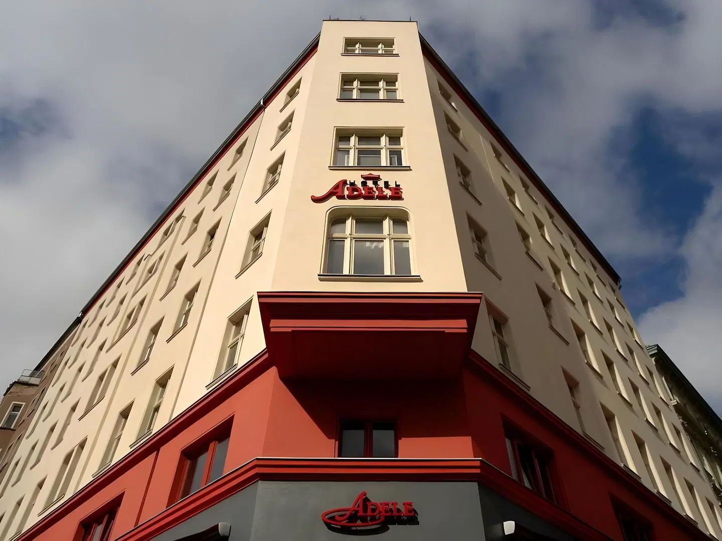 Adele EXTERIOR