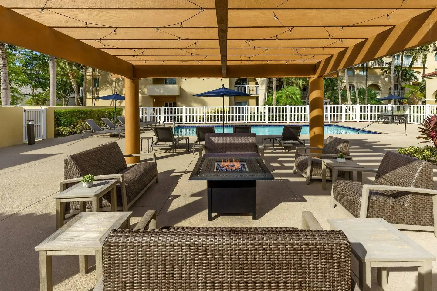 Courtyard by Marriott Fort Lauderdale North/Cypress Creek Terrasse