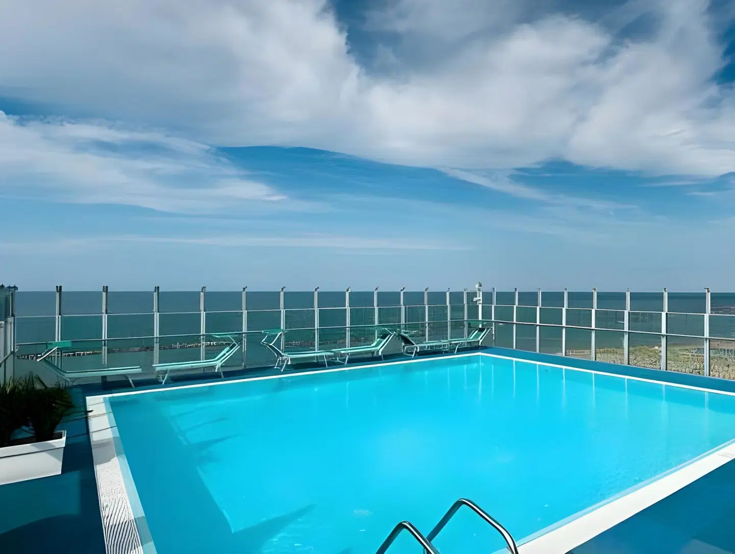 Napoleon OUTDOOR_POOL