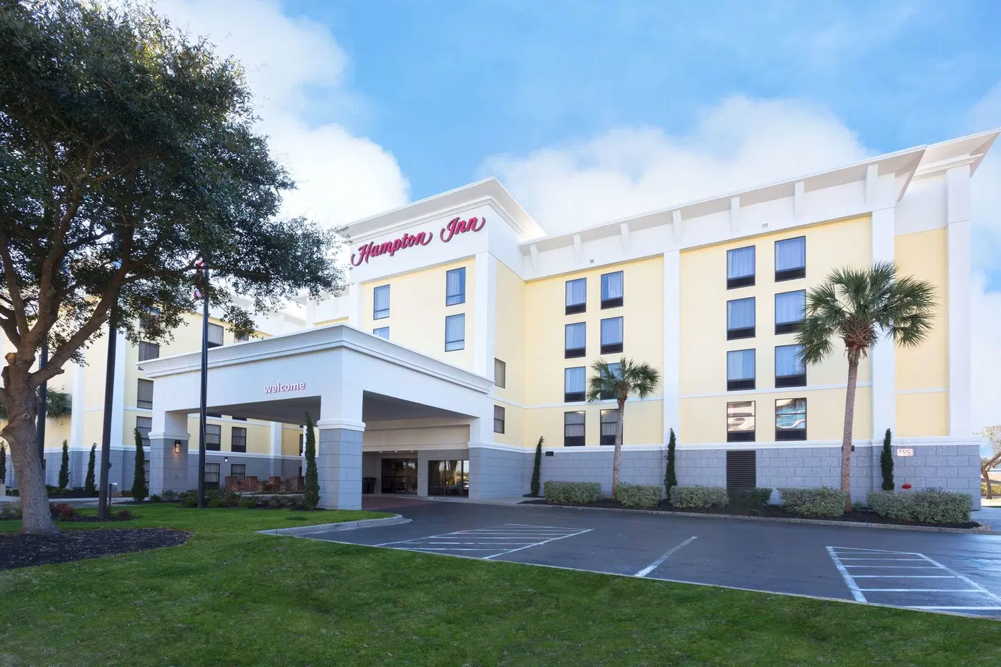 Hampton Inn Harbourgate EXTERIOR