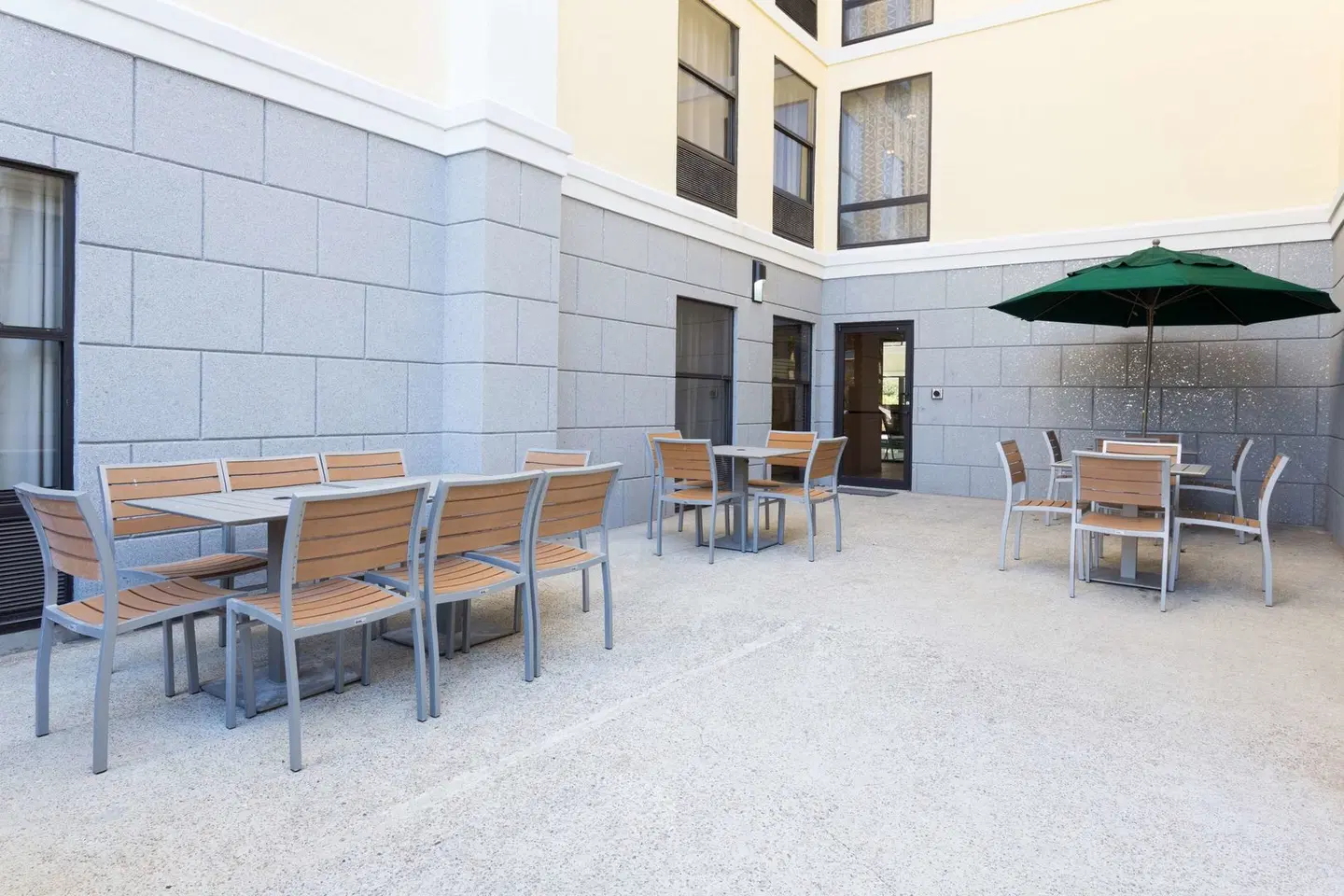 Hampton Inn Harbourgate Terrasse