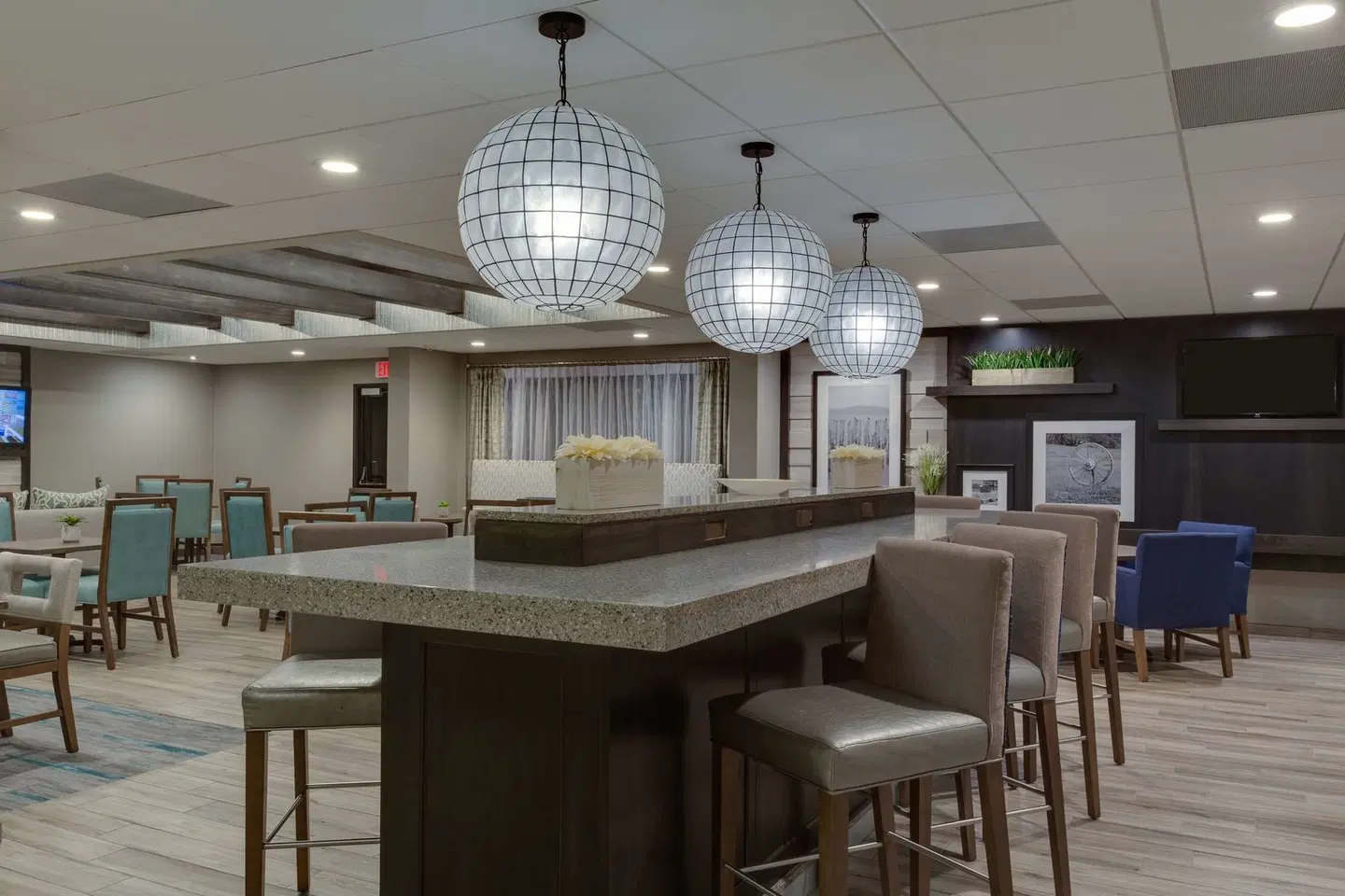 Hampton Inn Harbourgate Bar