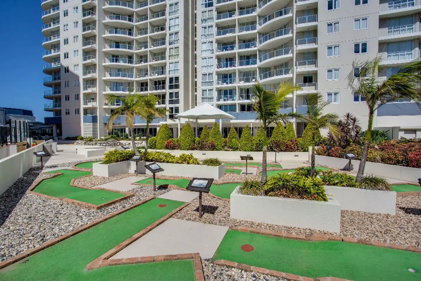 Mantra Twin Towns Garten