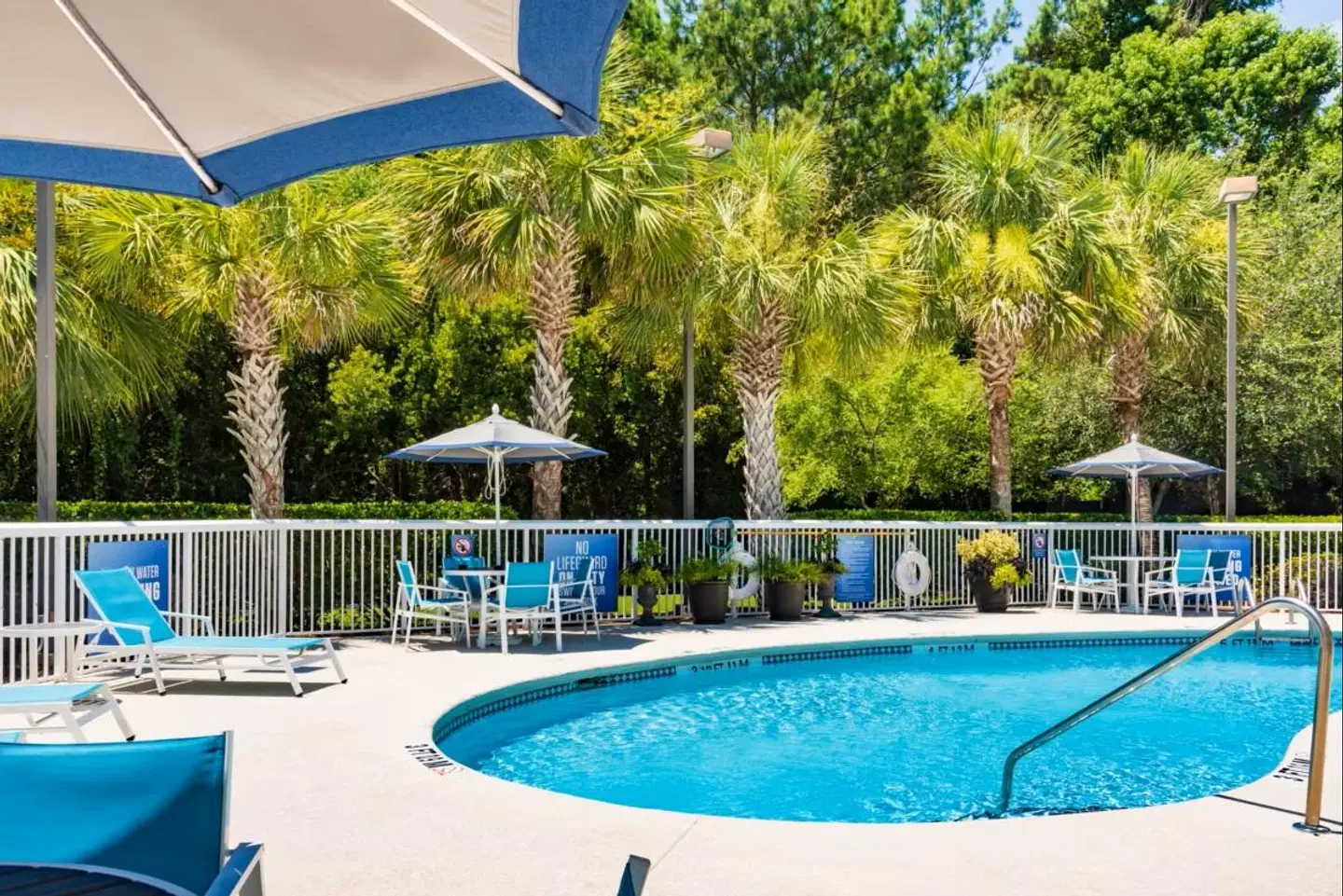 Holiday Inn Express Charleston US Hwy 17 & I-526 by IHG OUTDOOR_POOL