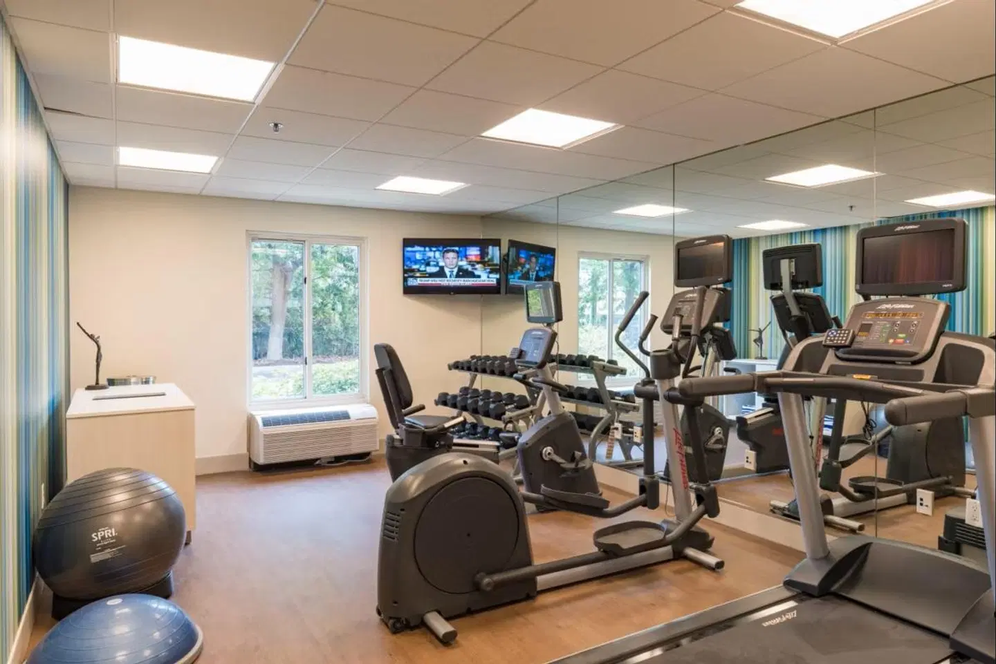 Holiday Inn Express Charleston US Hwy 17 & I-526 by IHG SPORTS_AND_LEISURE