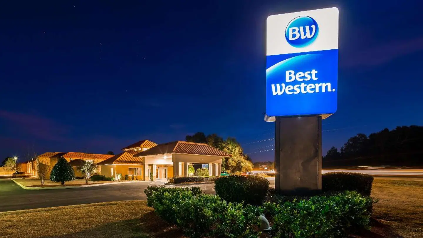 Best Western Plus Prestige Inn Radium Hot Springs EXTERIOR
