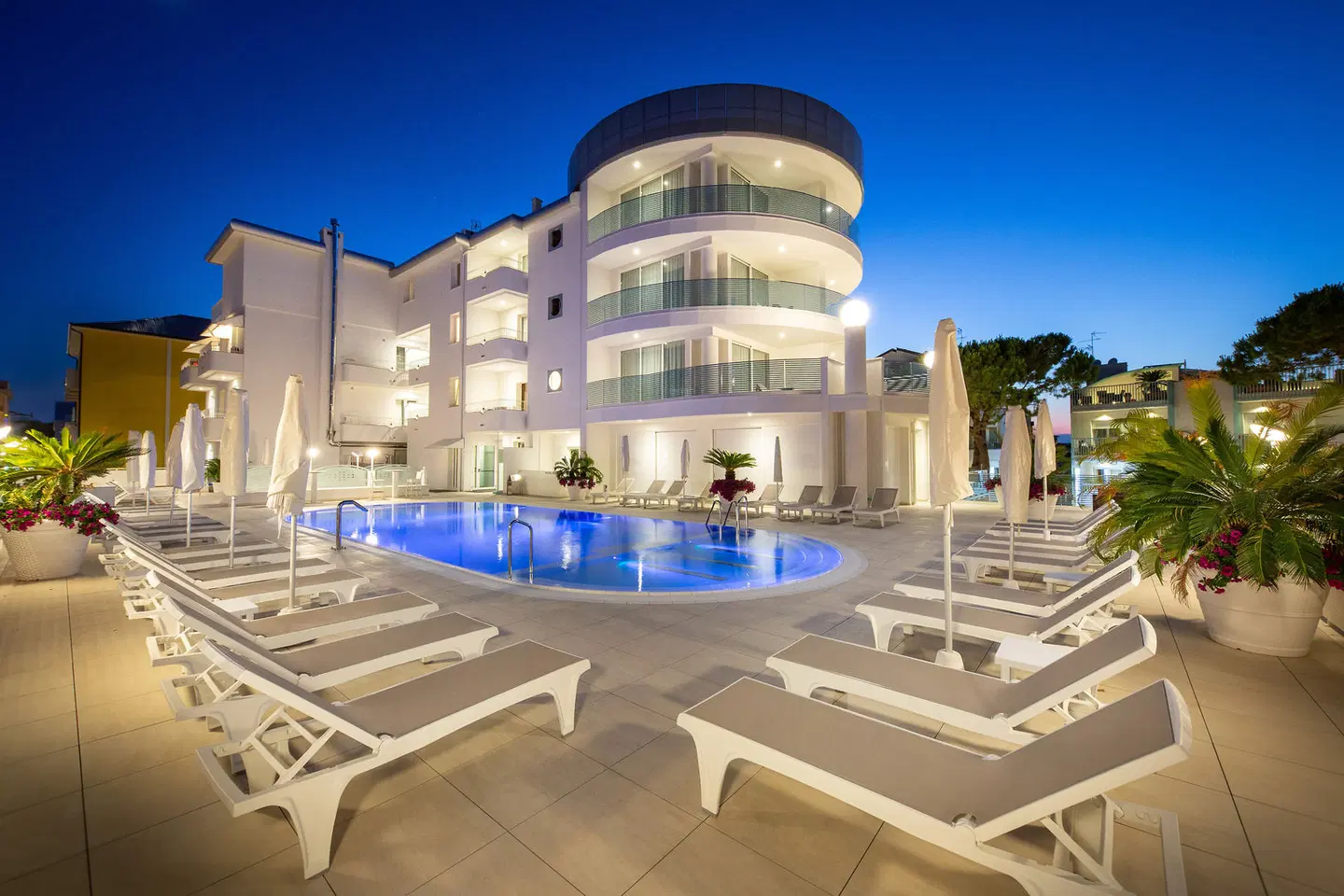 International Beach Hotel EXTERIOR