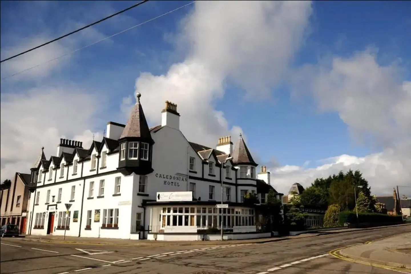 Caledonian Hotel EXTERIOR