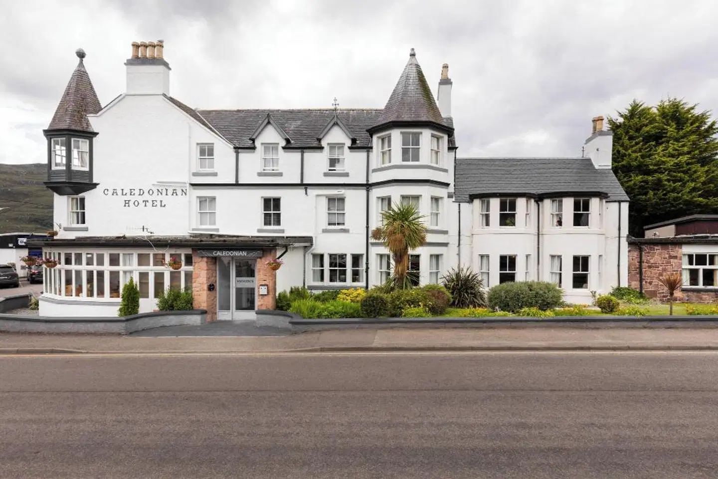 Caledonian Hotel EXTERIOR