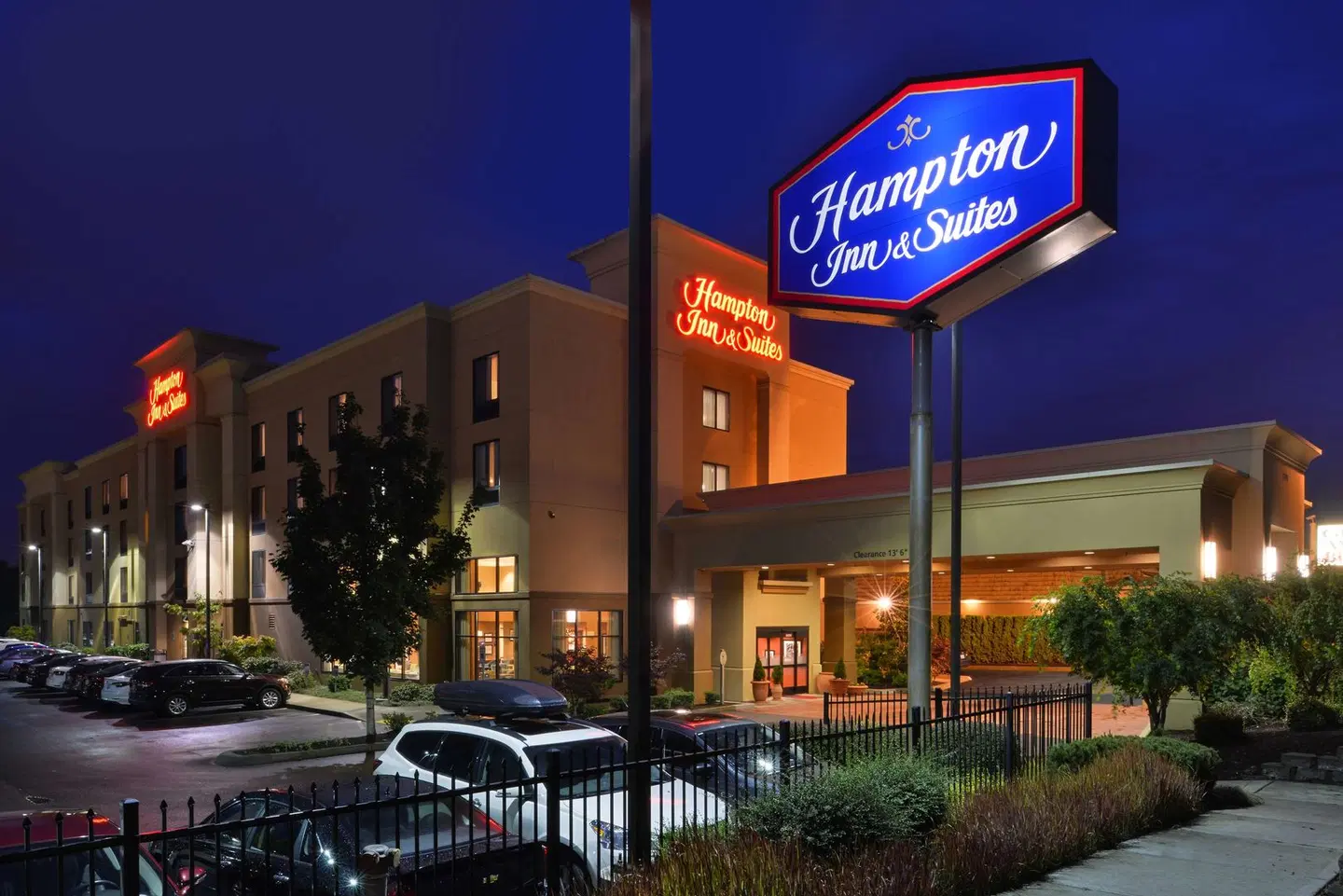 Hampton Inn & Suites Tacoma EXTERIOR