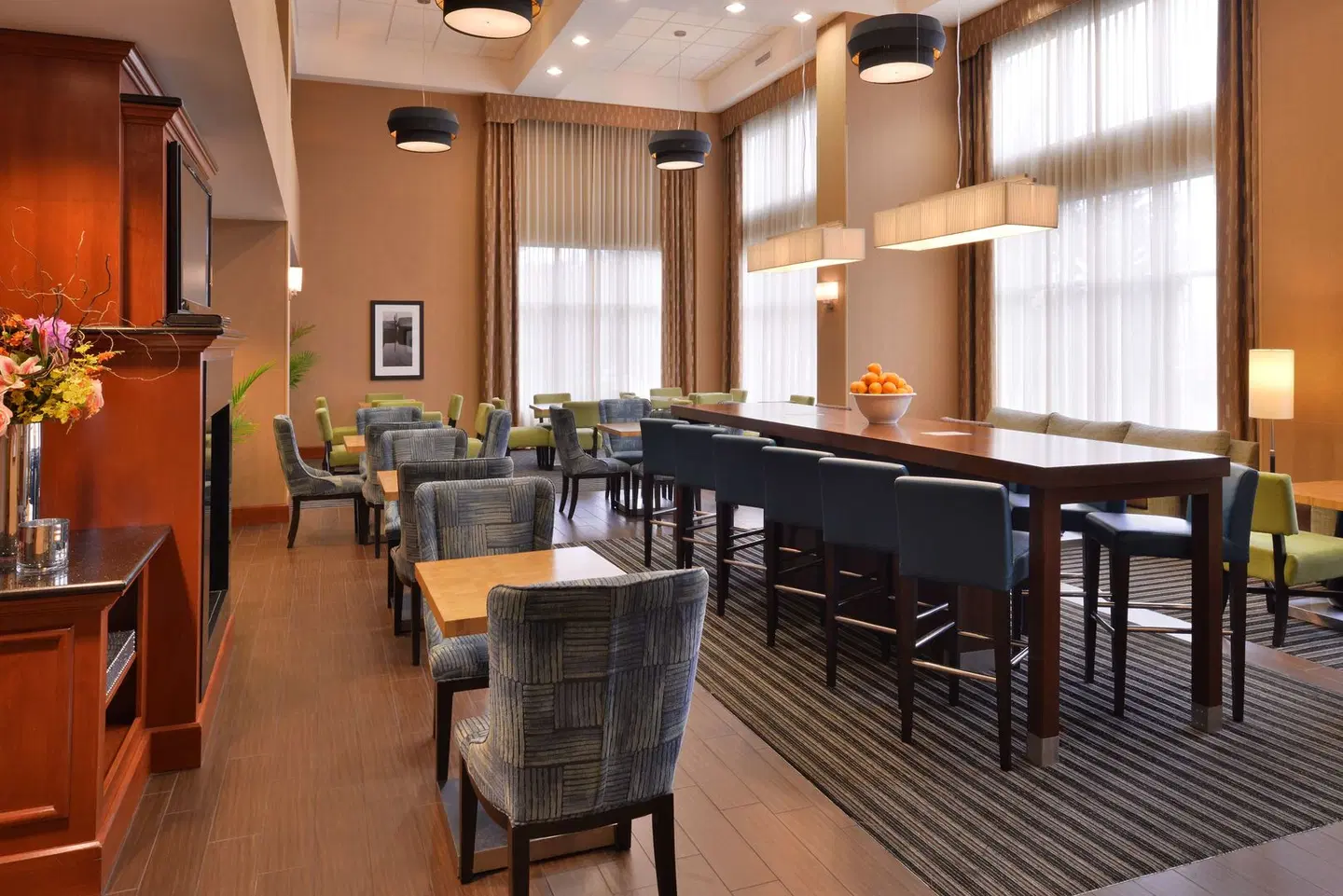 Hampton Inn & Suites Tacoma Bar