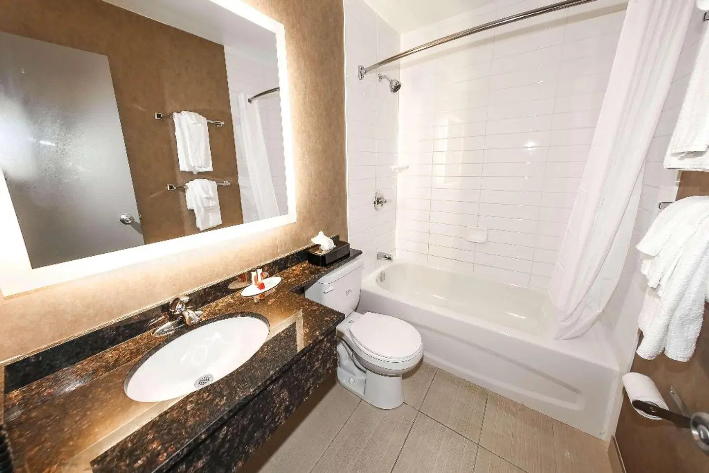 Howard Johnson by Wyndham Winnipeg West Badezimmer