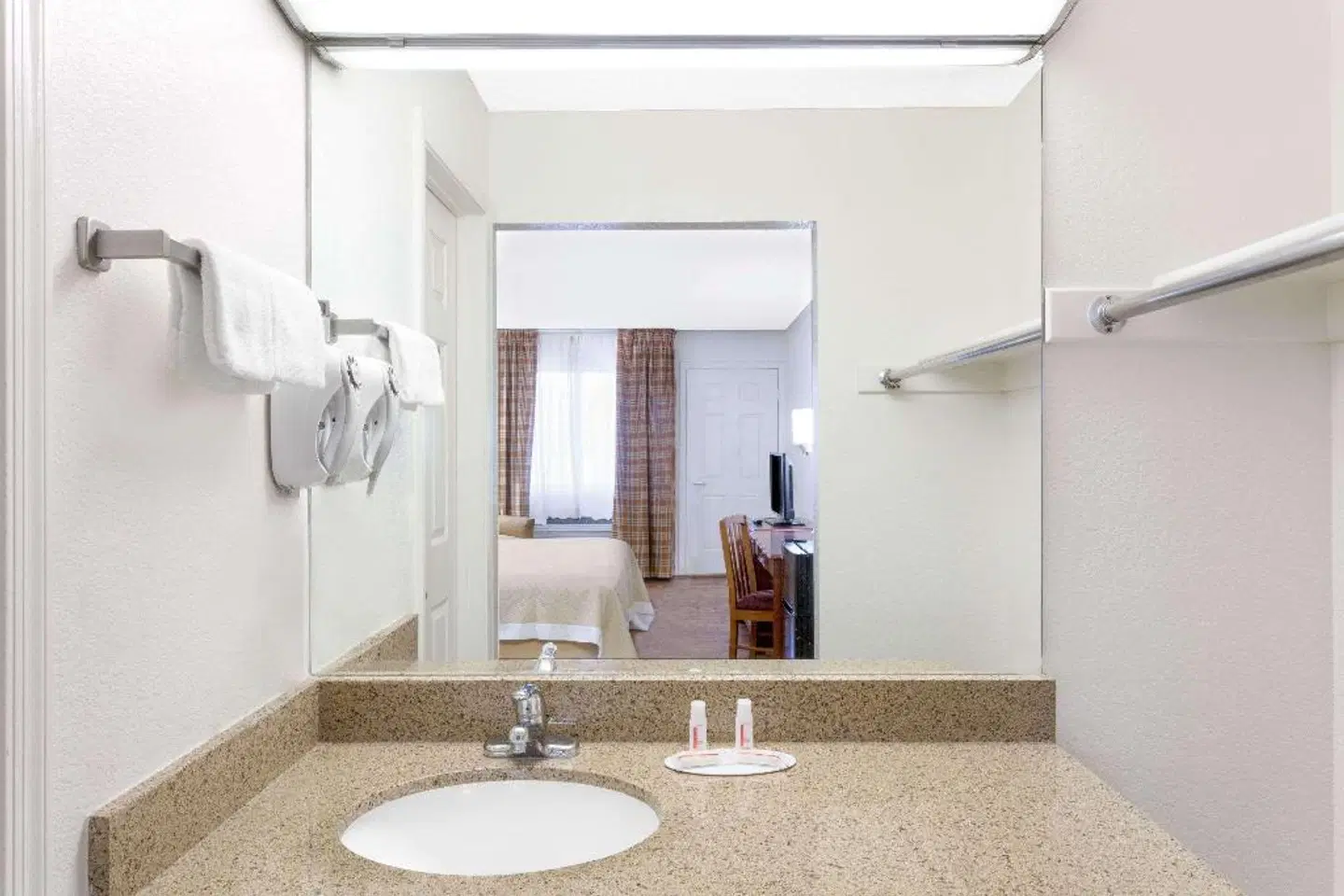 Days Inn by Wyndham Kingman West Badezimmer