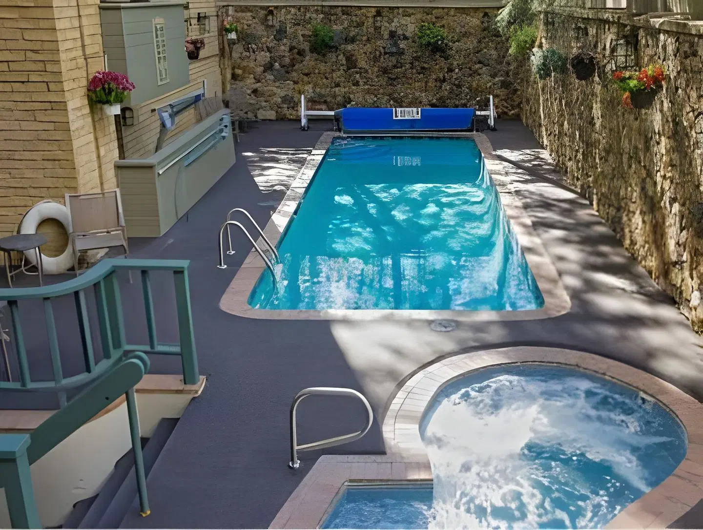 Vail's Mountain Haus at the Covered Bridge OUTDOOR_POOL