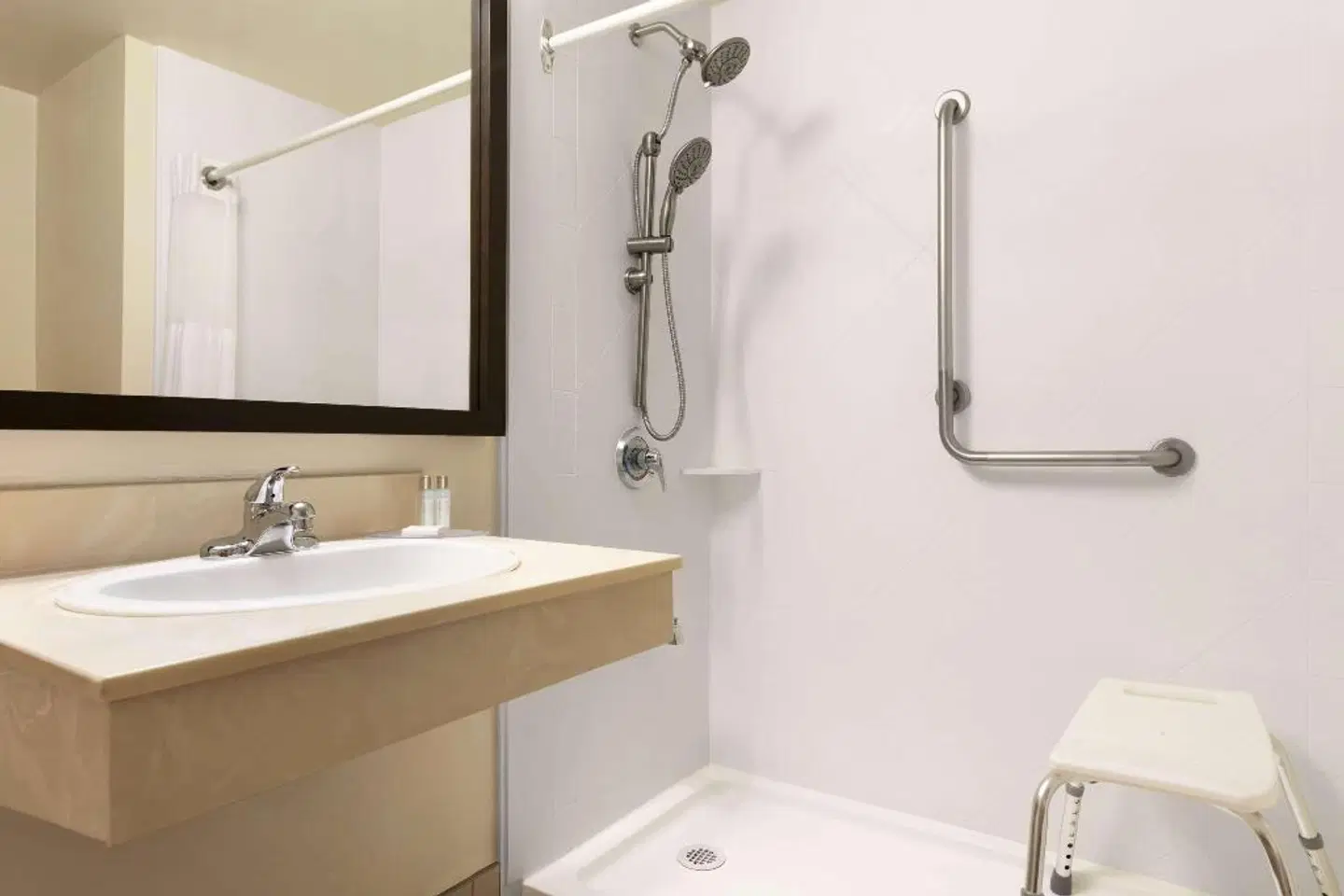 Travelodge Suites Moncton Badezimmer