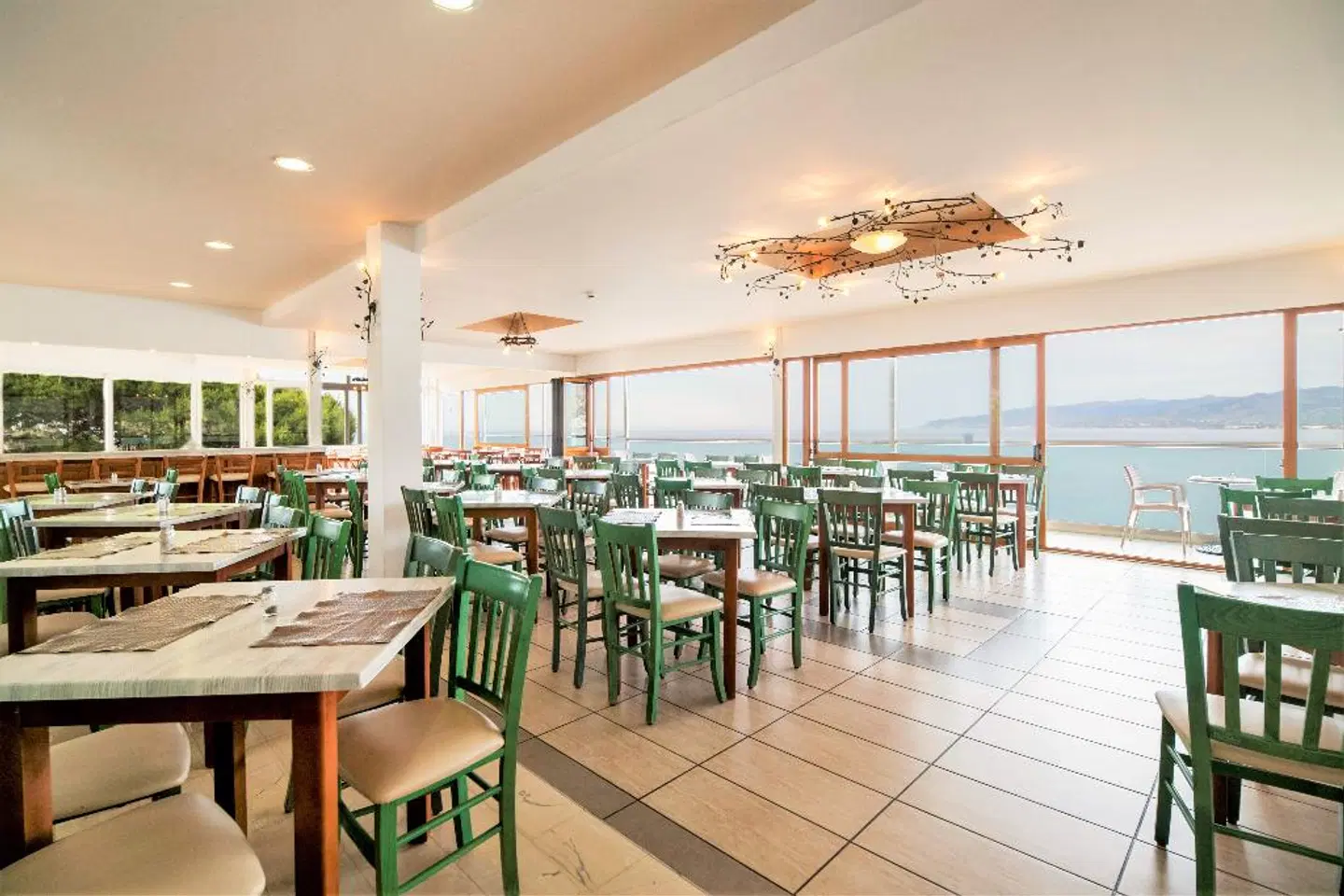 Horizon Beach Hotel Bar