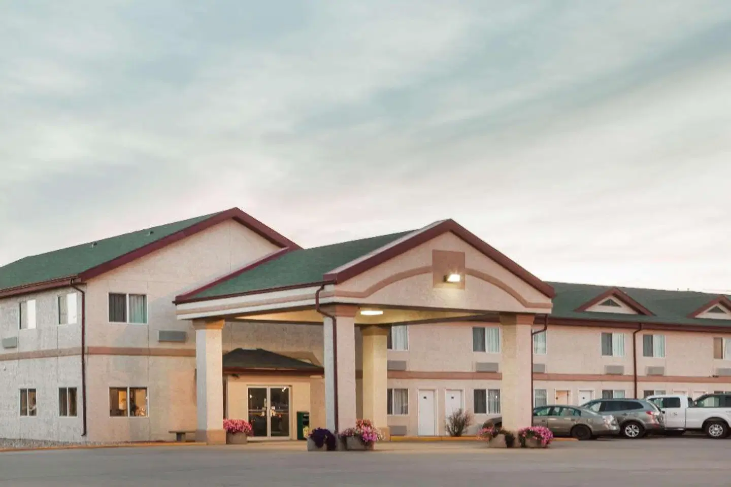 Super 8 by Wyndham Kindersley EXTERIOR