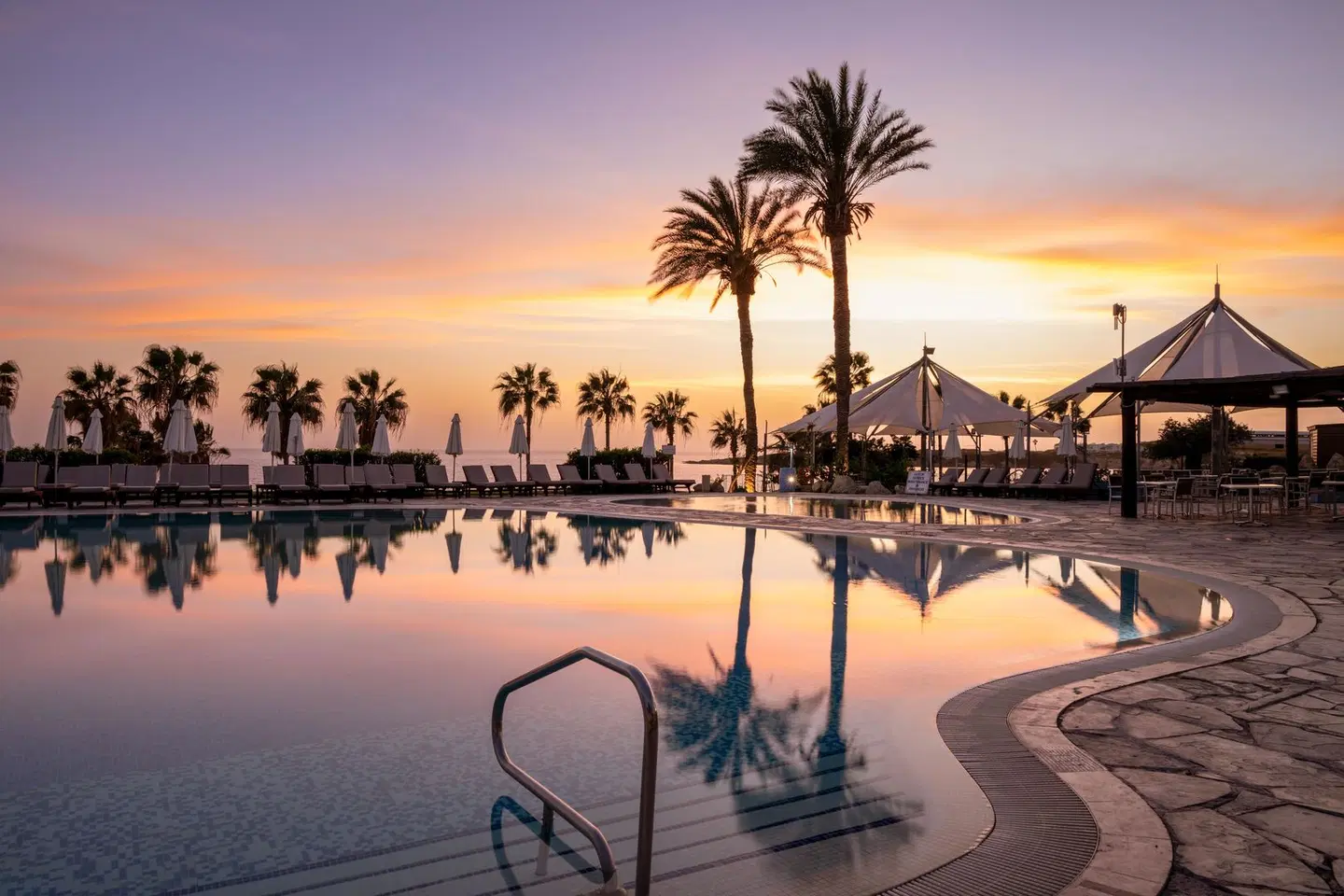 Coral Beach Hotel & Resort OUTDOOR_POOL