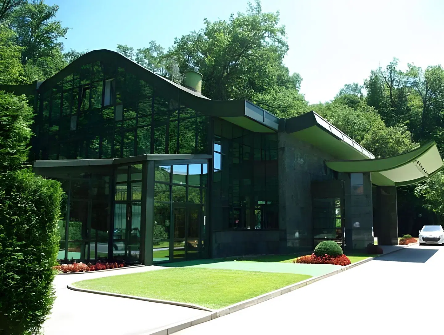 AS EXTERIOR