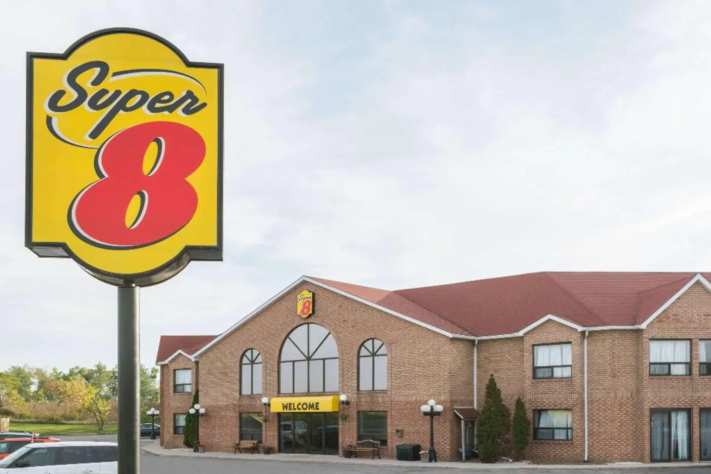 Super 8 by Wyndham Mt Hope Hamilton Intl Arpt ON EXTERIOR