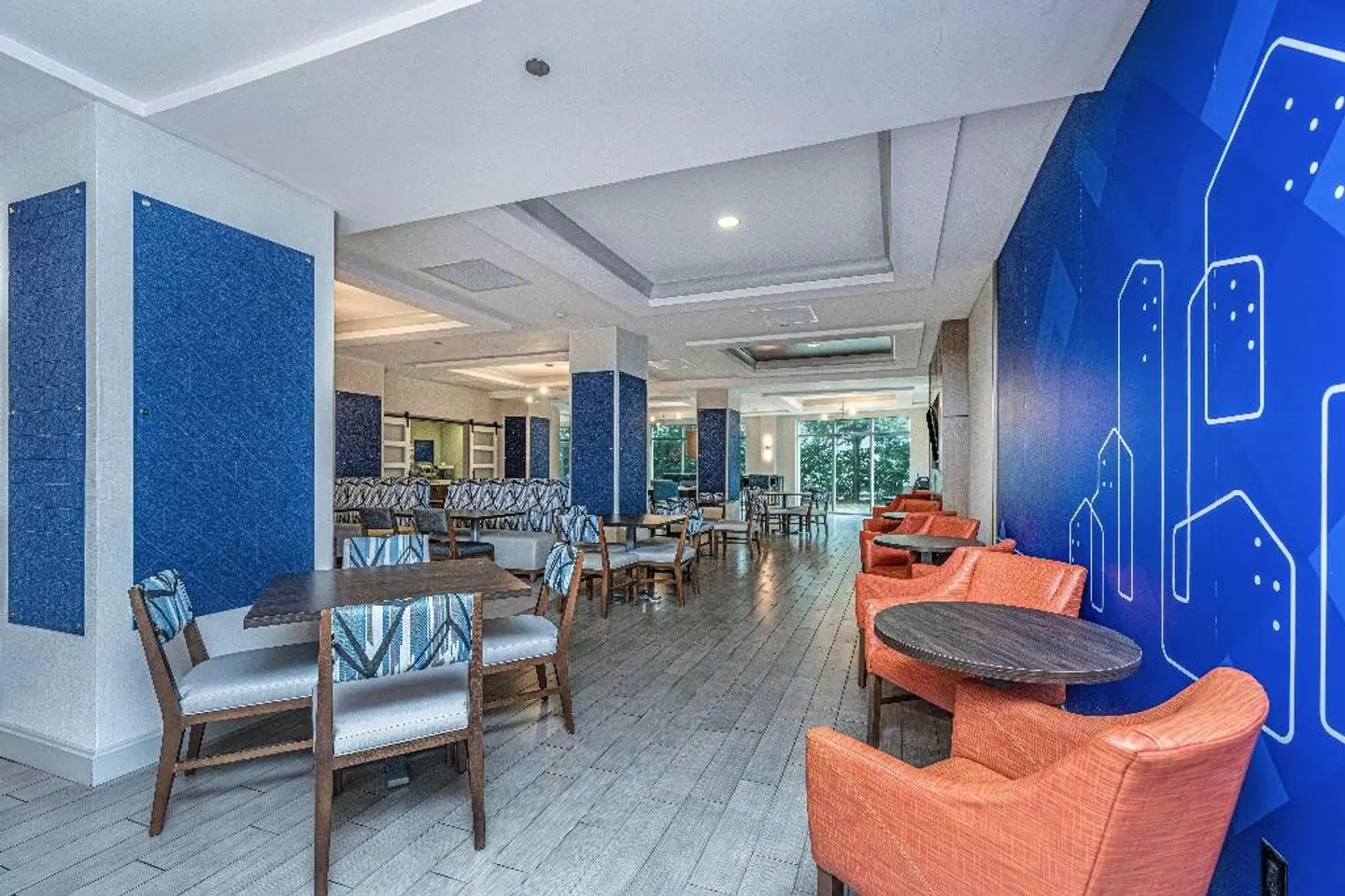 Holiday Inn Express and Suites North Charleston Bar