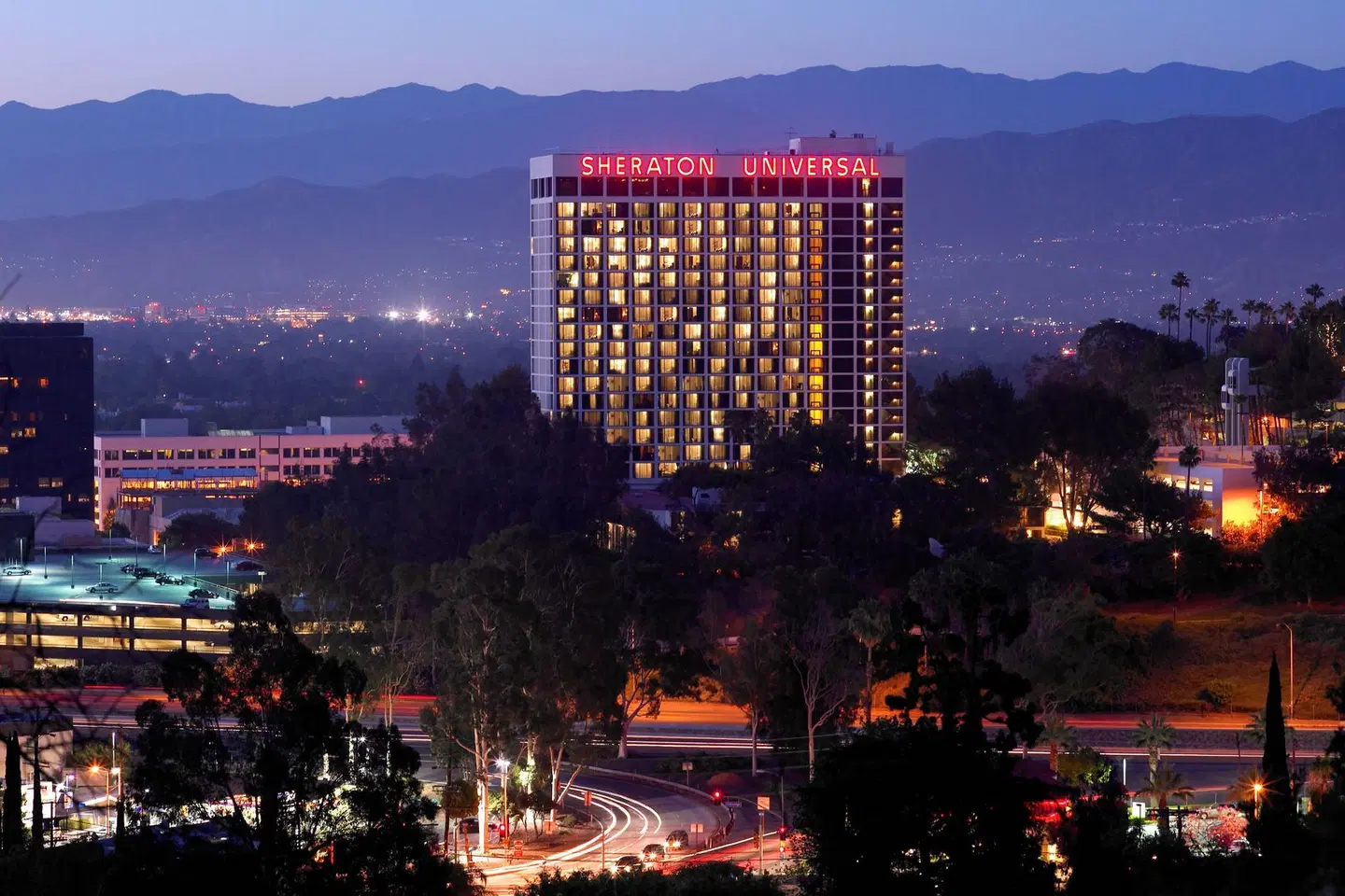 Sheraton Universal Hotel EXTERIOR