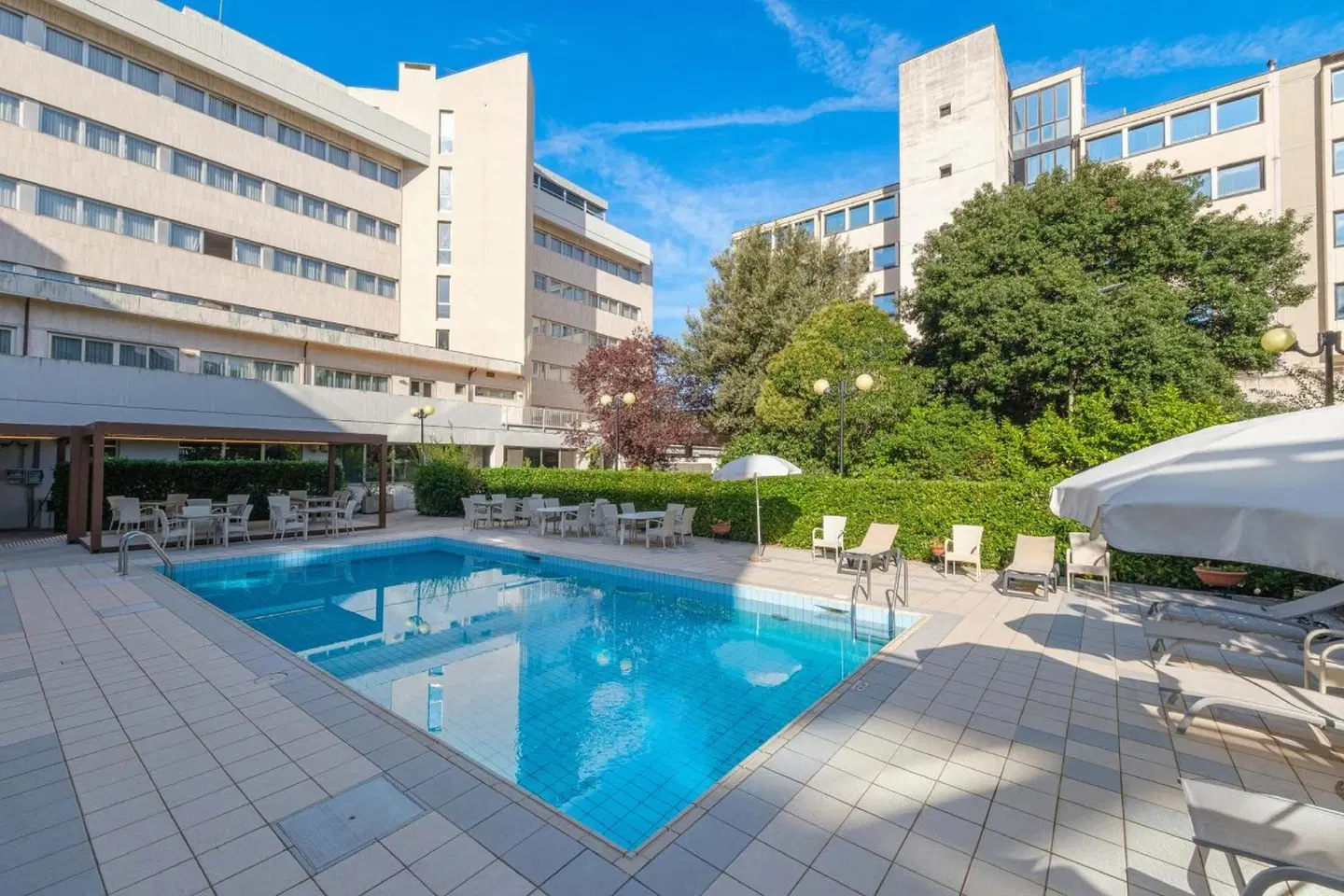 Perugia Plaza Hotel OUTDOOR_POOL